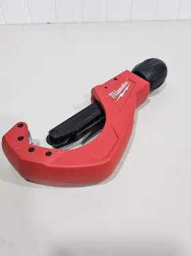 48-22-4253 Milwaukee 5/8-2-5/8 Inch Quick Adjust Copper Tubing Cutter Clean