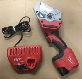 C28bd221401469 Milwaukee M12 Plastic Pipe Shear 2470-20