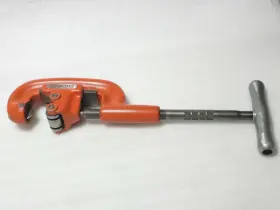 32895 Ridgid No.202 Heavy Duty Wide Roll Pipe Cutter 1/8 Inch To 2