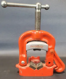 C-339 Ridgid No.22 Bench Yoke Vise 1/8 Inch To 2 1/2 Pipe Capacity